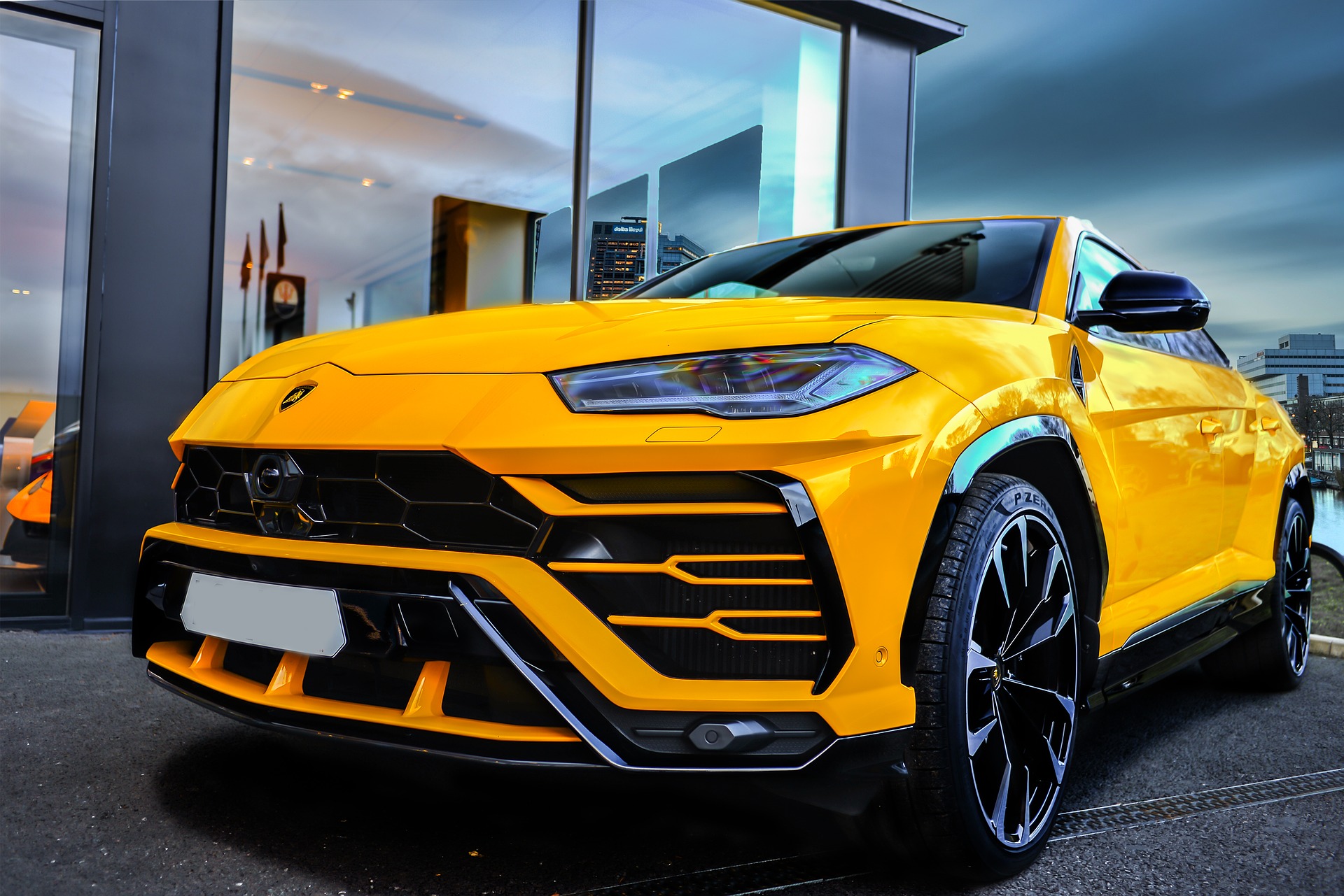 Сколько весит lamborghini urus